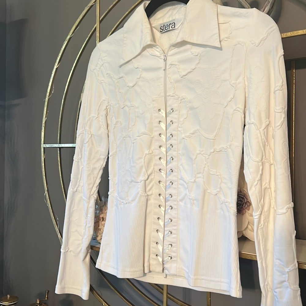 Fitted white blouse